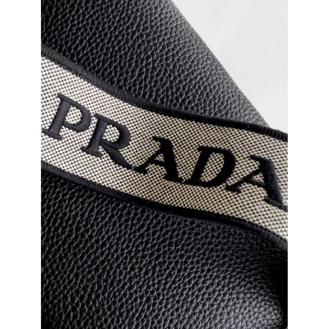 ミニショルダーバッグ ゴールドロゴ コンパクトクロスボディ PRADA プラダ コピー バッグ 上品デザイン 軽量モデル