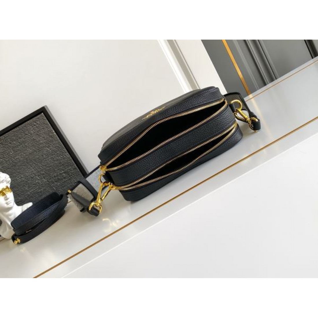 ミニショルダーバッグ ゴールドロゴ コンパクトクロスボディ PRADA プラダ コピー バッグ 上品デザイン 軽量モデル