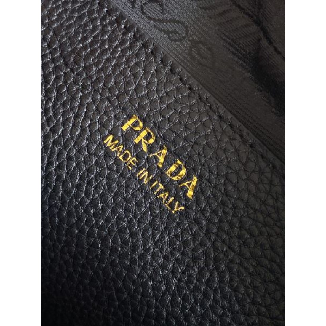 ミニショルダーバッグ ゴールドロゴ コンパクトクロスボディ PRADA プラダ コピー バッグ 上品デザイン 軽量モデル