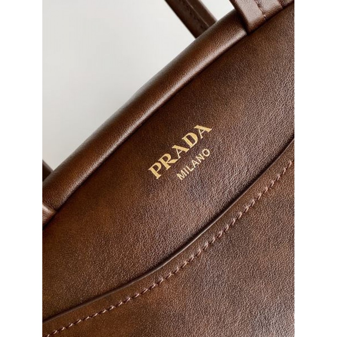 レザークラッチウォレット ブラウン ミニマルデザイン PRADA プラダ コピー ウォレット ジップポーチ アーバンラグジュアリー