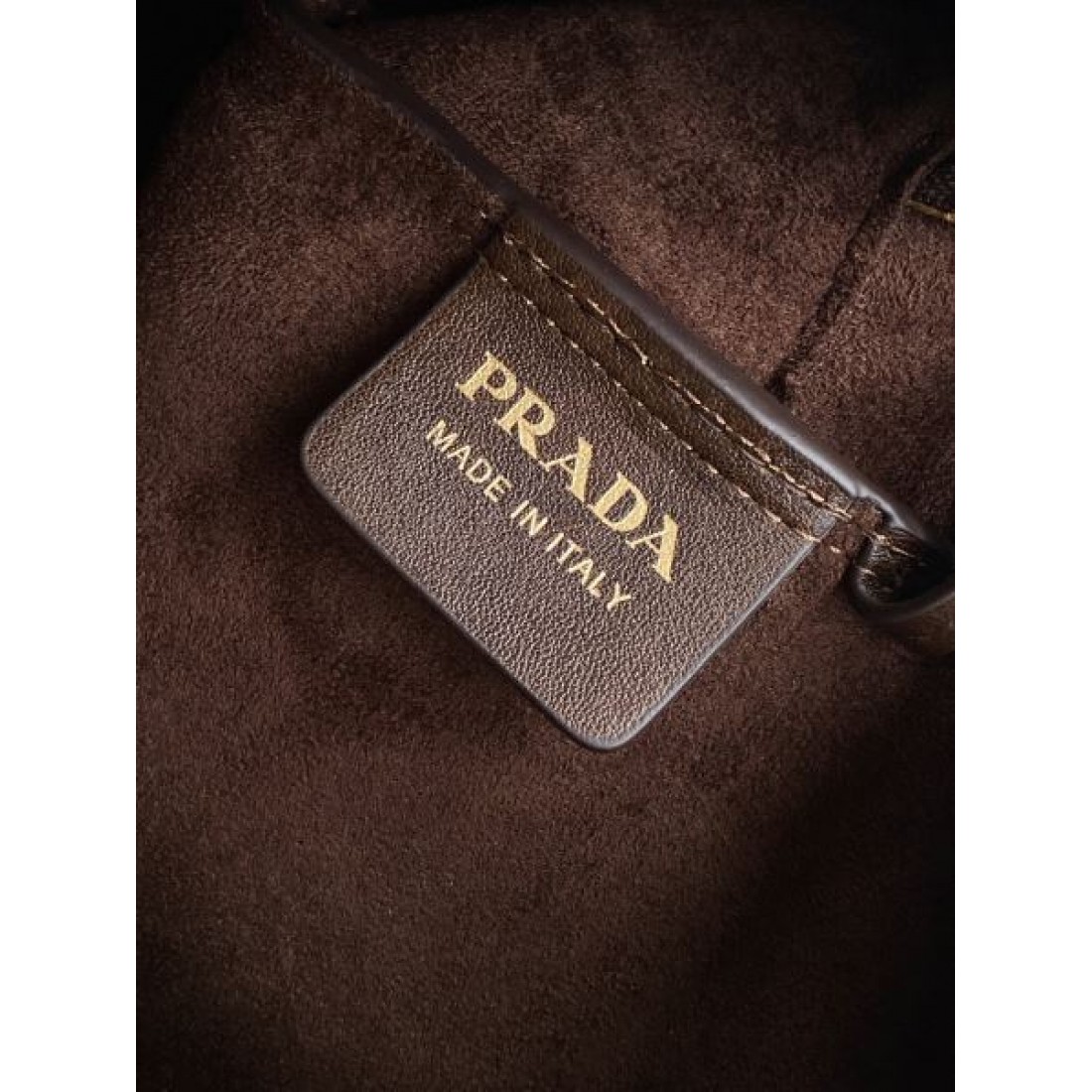 レザークラッチウォレット ブラウン ミニマルデザイン PRADA プラダ コピー ウォレット ジップポーチ アーバンラグジュアリー