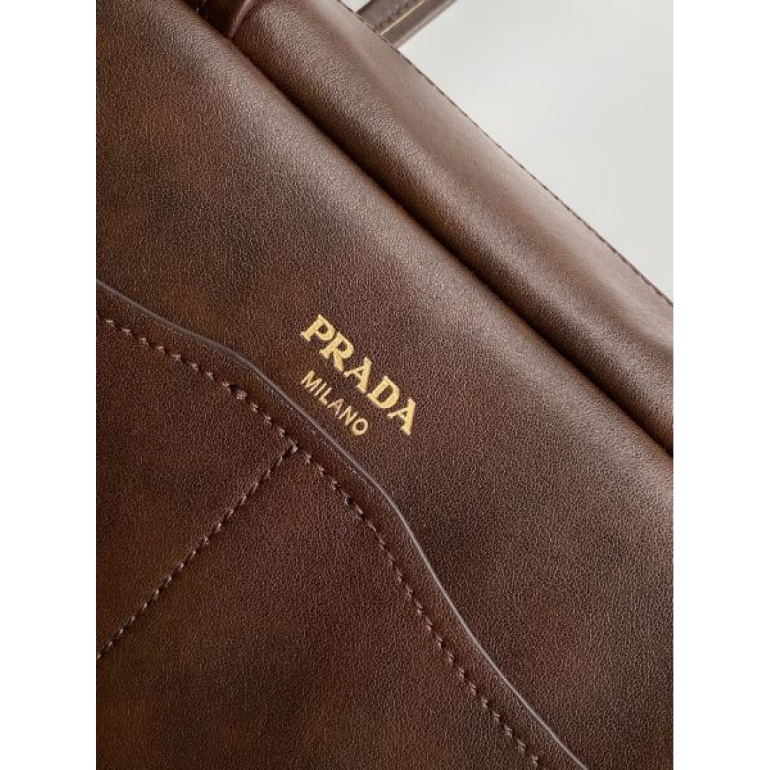 2026新作 ロングハンドル ブラウンレザー PRADA プラダ コピー トートバッグ アーバンラグジュアリー 着回し万能