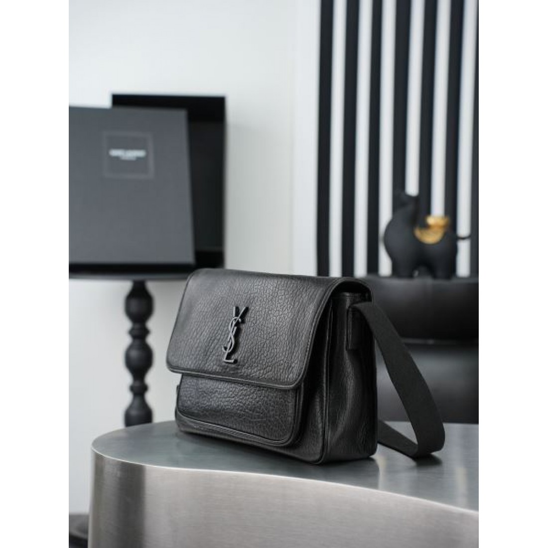 ブラックレザー フラップショルダー エンボスロゴ SAINT LAURENT サンローラン コピー バッグ ミニマルラグジュアリー 上質デザイン