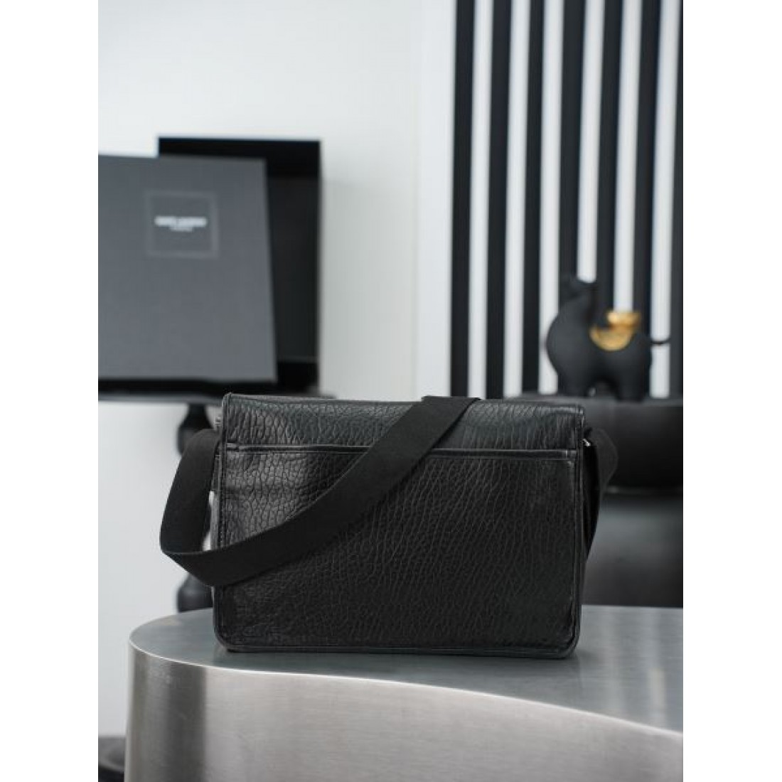 ブラックレザー フラップショルダー エンボスロゴ SAINT LAURENT サンローラン コピー バッグ ミニマルラグジュアリー 上質デザイン