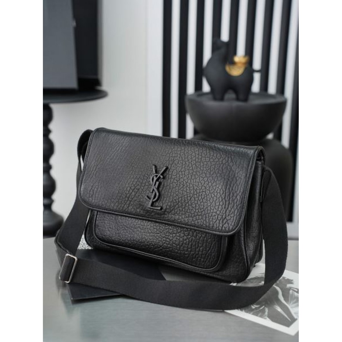 ブラックレザー フラップショルダー エンボスロゴ SAINT LAURENT サンローラン コピー バッグ ミニマルラグジュアリー 上質デザイン