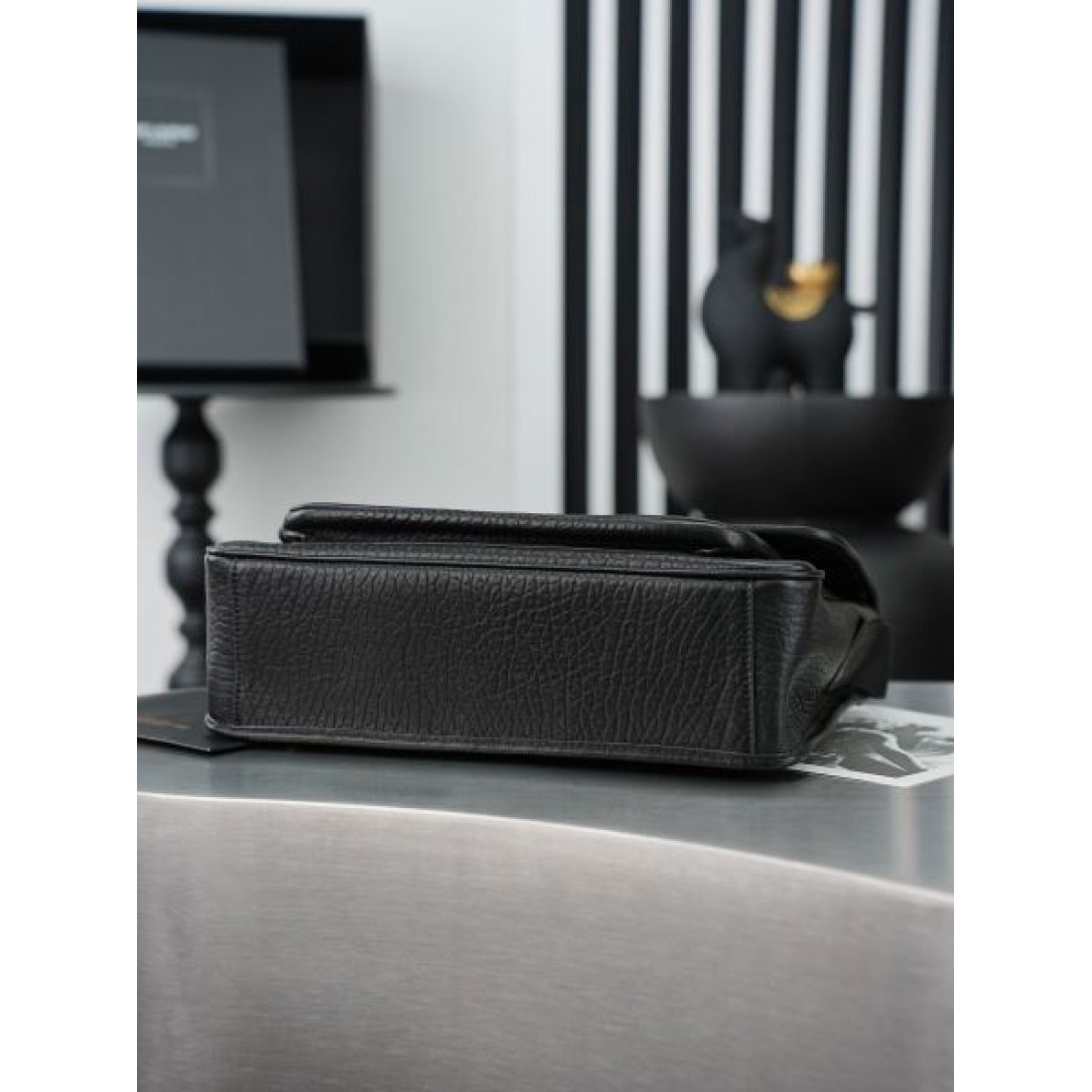 ブラックレザー フラップショルダー エンボスロゴ SAINT LAURENT サンローラン コピー バッグ ミニマルラグジュアリー 上質デザイン