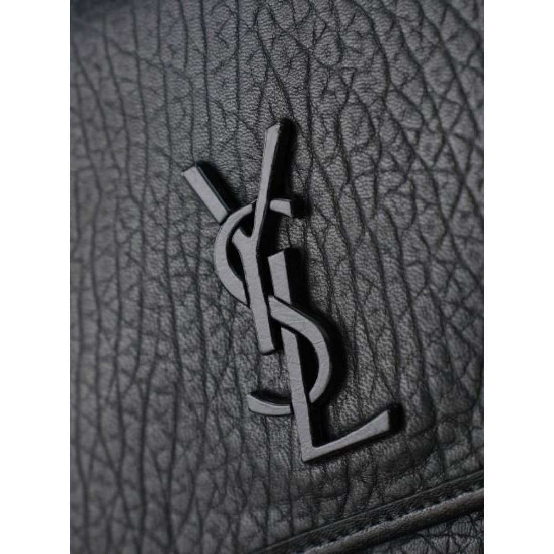 ブラックレザー フラップショルダー エンボスロゴ SAINT LAURENT サンローラン コピー バッグ ミニマルラグジュアリー 上質デザイン