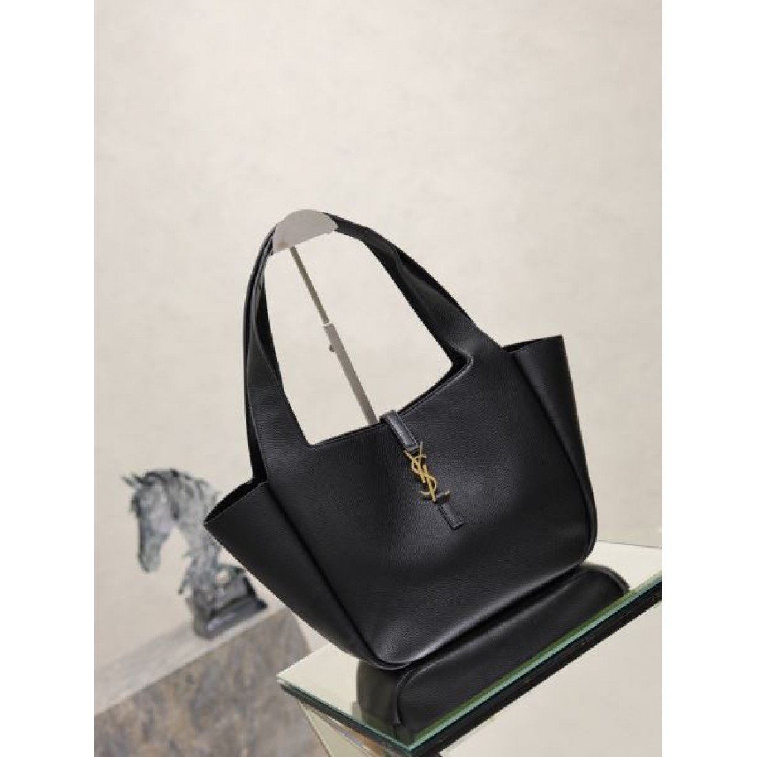 ワンポイントチャーム付き SAINT LAURENT サンローラン コピー バッグ シンプルラグジュアリー デイリーユース