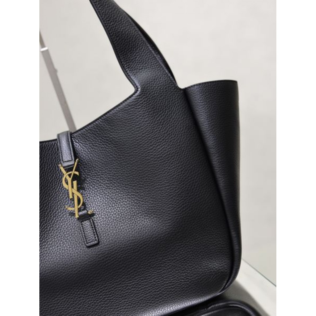 ワンポイントチャーム付き SAINT LAURENT サンローラン コピー バッグ シンプルラグジュアリー デイリーユース