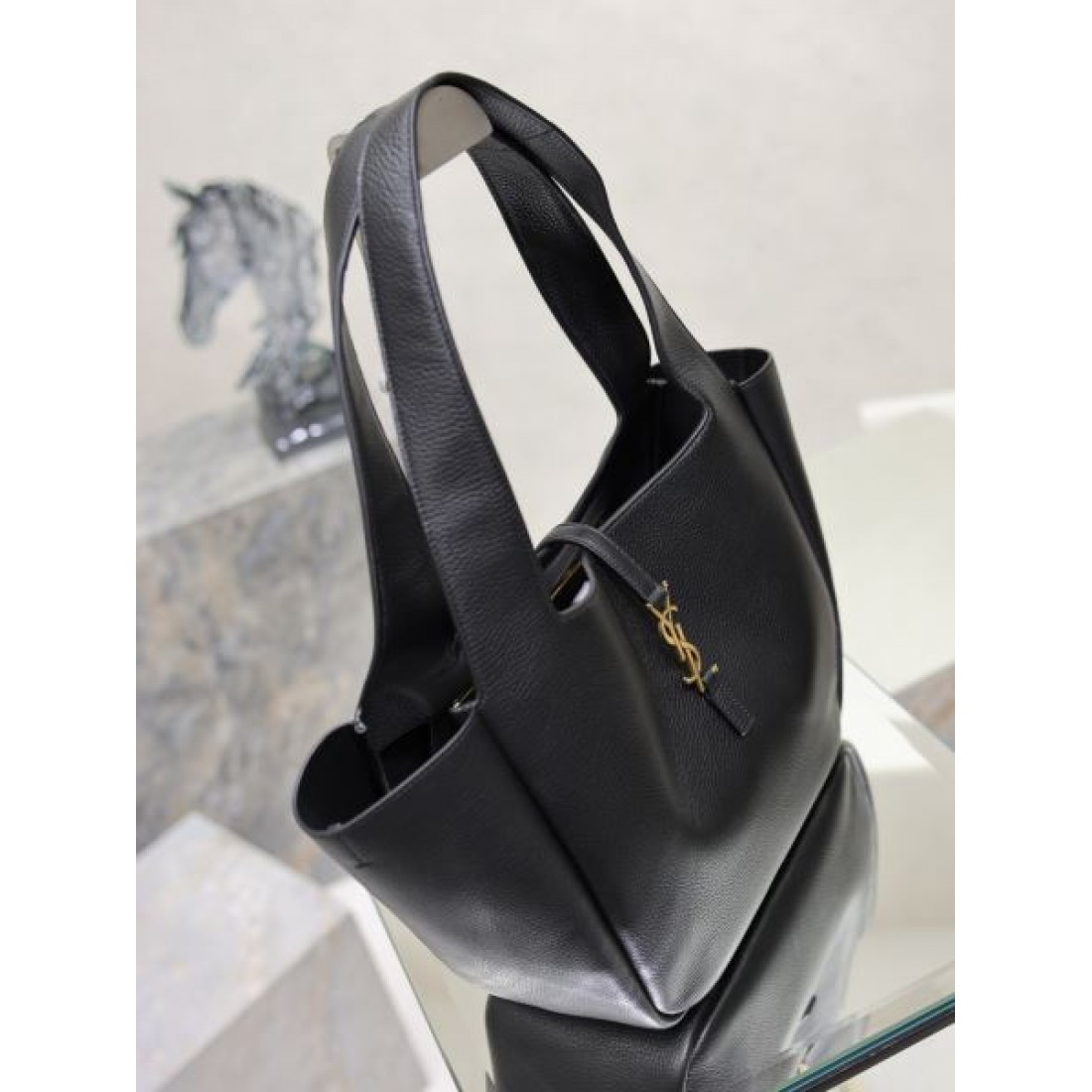 ワンポイントチャーム付き SAINT LAURENT サンローラン コピー バッグ シンプルラグジュアリー デイリーユース
