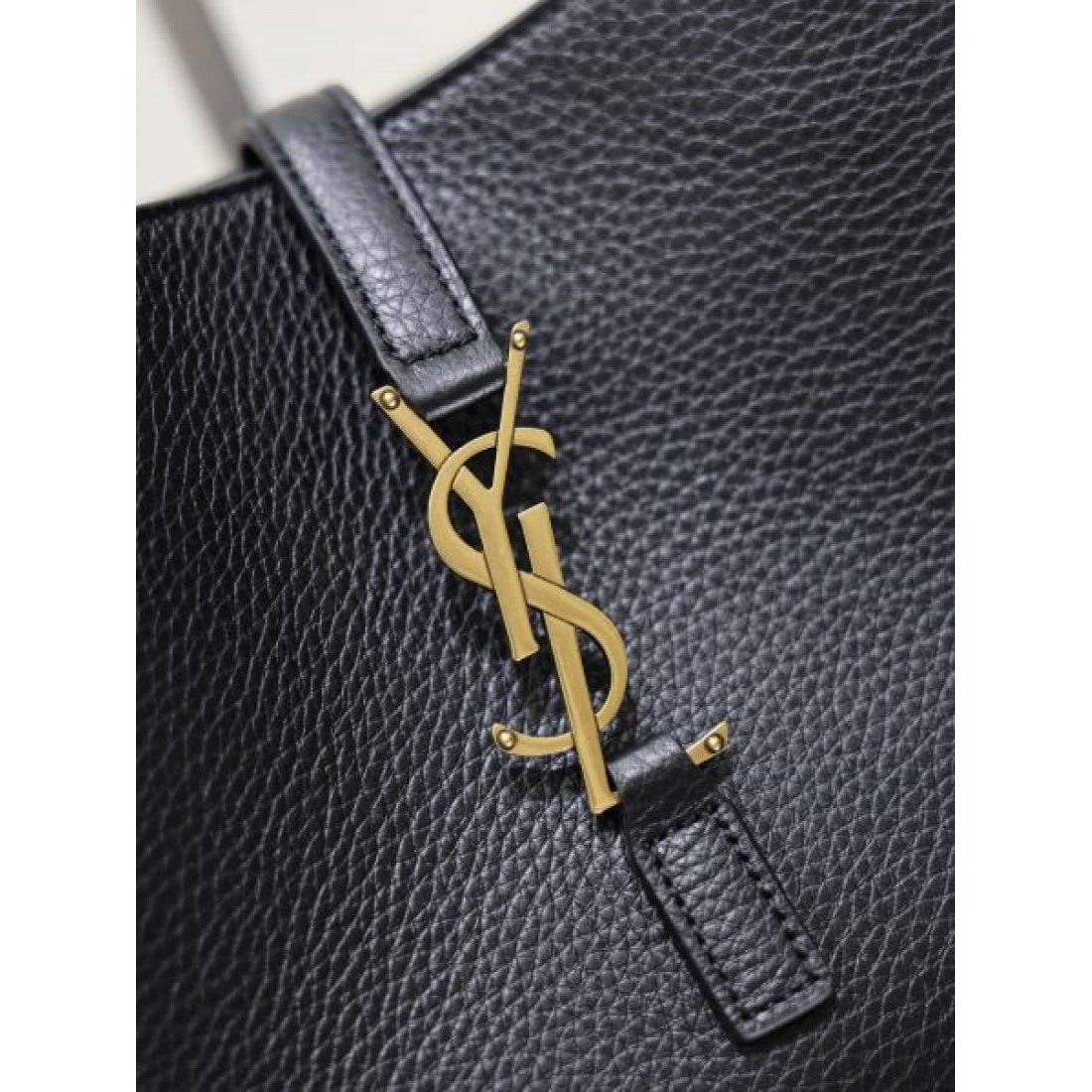 ワンポイントチャーム付き SAINT LAURENT サンローラン コピー バッグ シンプルラグジュアリー デイリーユース