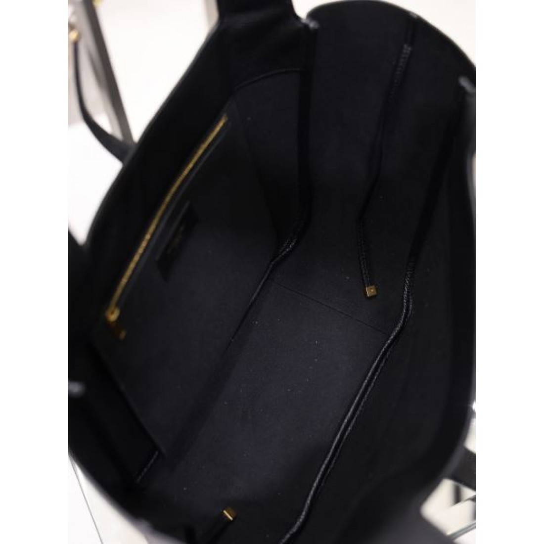 ワンポイントチャーム付き SAINT LAURENT サンローラン コピー バッグ シンプルラグジュアリー デイリーユース