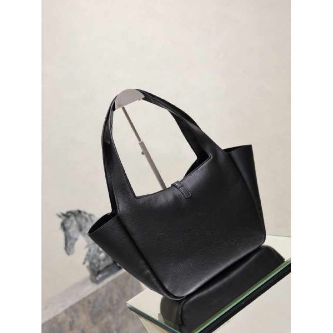 ワンポイントチャーム付き SAINT LAURENT サンローラン コピー バッグ シンプルラグジュアリー デイリーユース