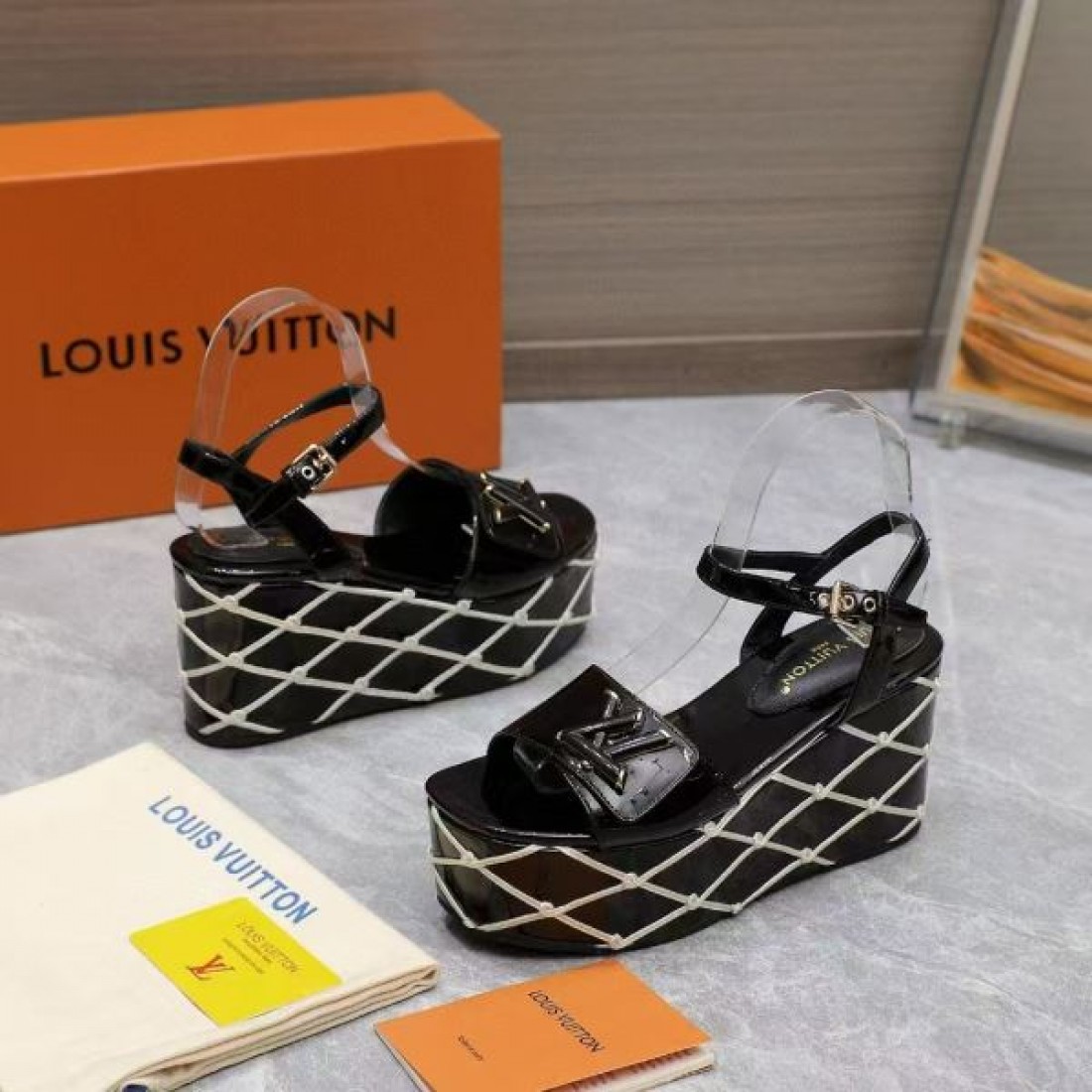 厚底デザイン エレガントムード リゾートスタイル LOUIS VUITTON ルイヴィトン コピー ウェッジサンダル 夏コーデ