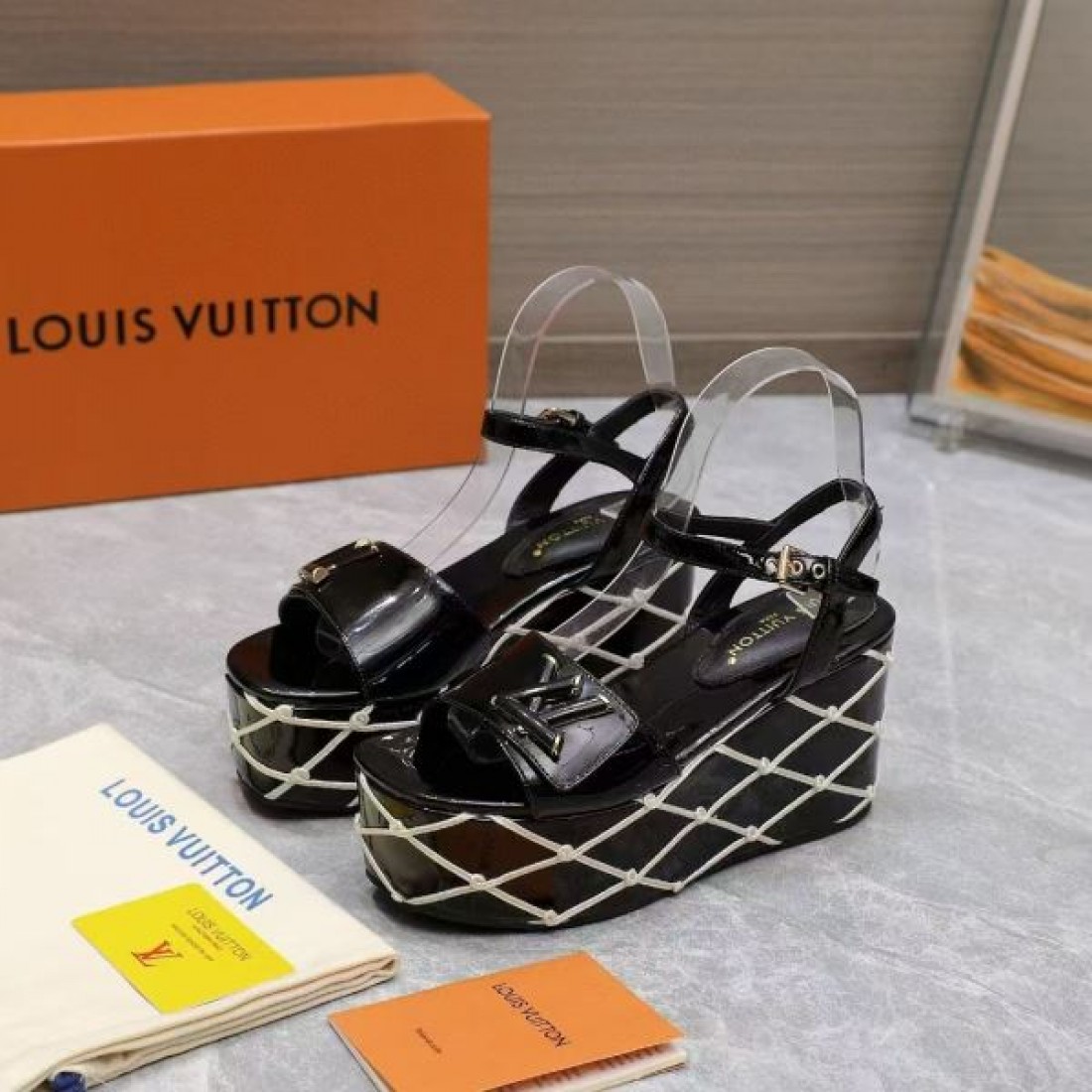 厚底デザイン エレガントムード リゾートスタイル LOUIS VUITTON ルイヴィトン コピー ウェッジサンダル 夏コーデ