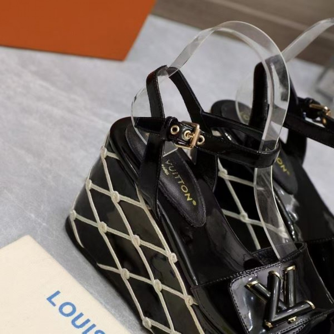 厚底デザイン エレガントムード リゾートスタイル LOUIS VUITTON ルイヴィトン コピー ウェッジサンダル 夏コーデ