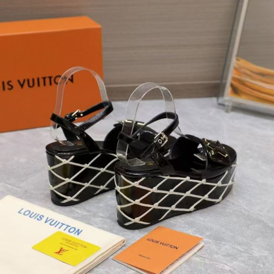 厚底デザイン エレガントムード リゾートスタイル LOUIS VUITTON ルイヴィトン コピー ウェッジサンダル 夏コーデ