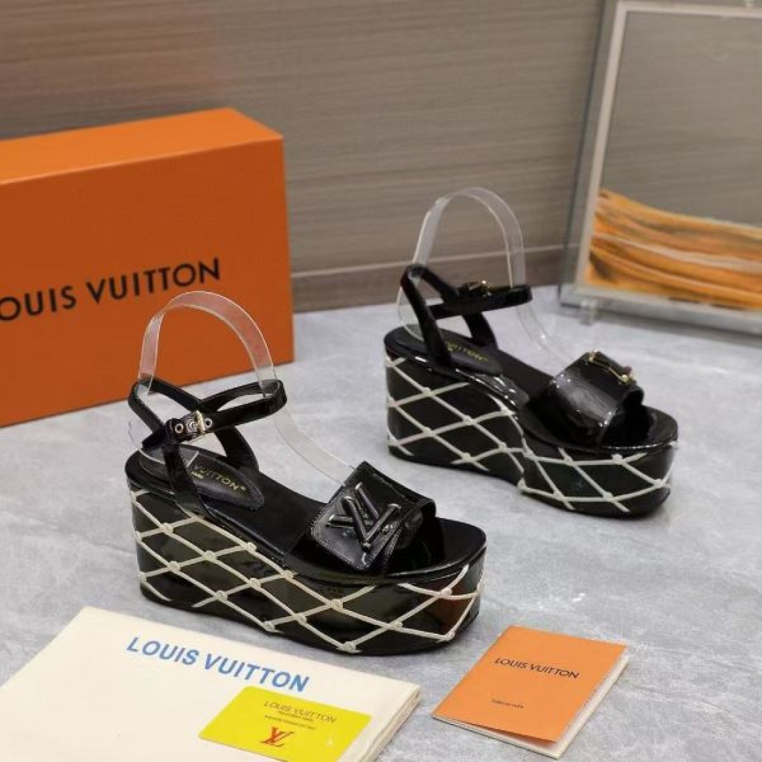 厚底デザイン エレガントムード リゾートスタイル LOUIS VUITTON ルイヴィトン コピー ウェッジサンダル 夏コーデ