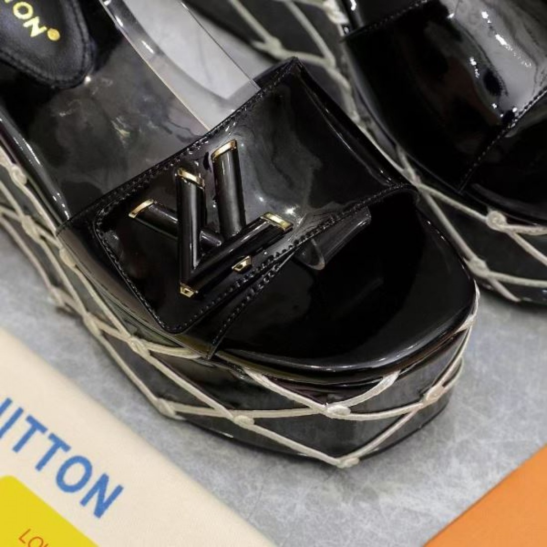 厚底デザイン エレガントムード リゾートスタイル LOUIS VUITTON ルイヴィトン コピー ウェッジサンダル 夏コーデ