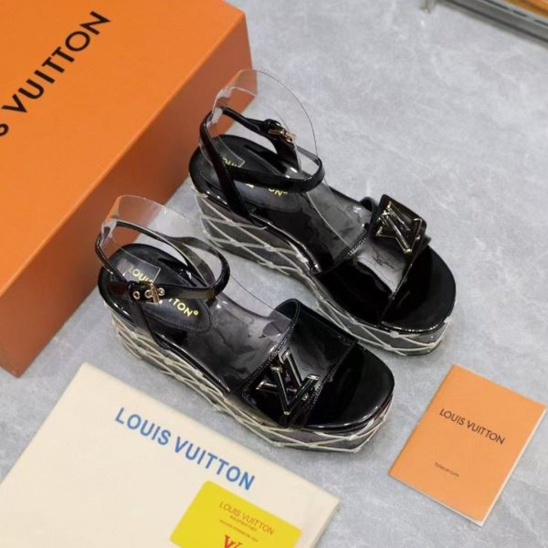 厚底デザイン エレガントムード リゾートスタイル LOUIS VUITTON ルイヴィトン コピー ウェッジサンダル 夏コーデ