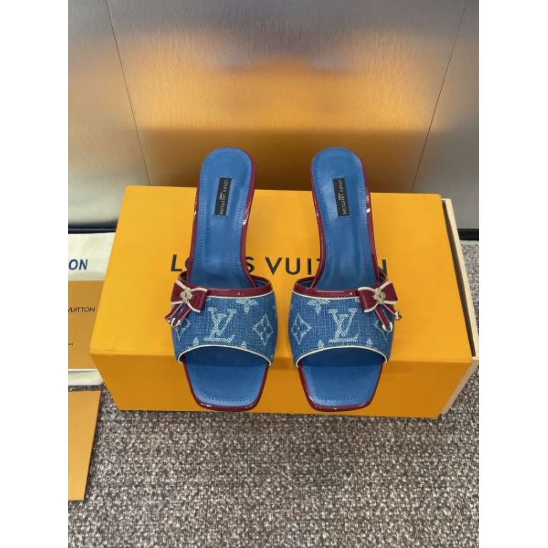 デニムモノグラム エレガントスタイル おしゃれ見え リゾートコーデ LOUIS VUITTON ルイヴィトン コピー ミュール 上品な印象