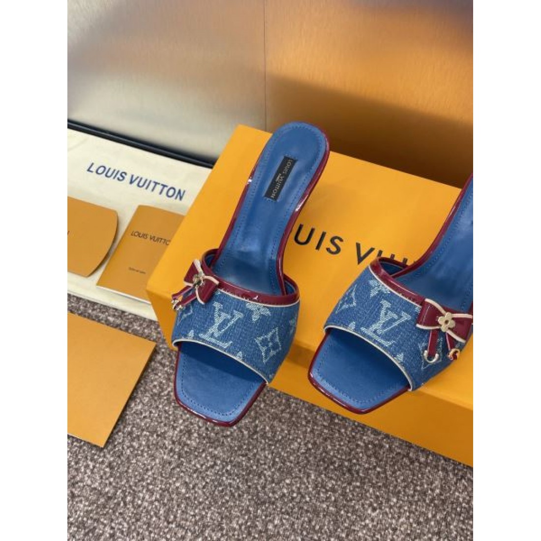 デニムモノグラム エレガントスタイル おしゃれ見え リゾートコーデ LOUIS VUITTON ルイヴィトン コピー ミュール 上品な印象