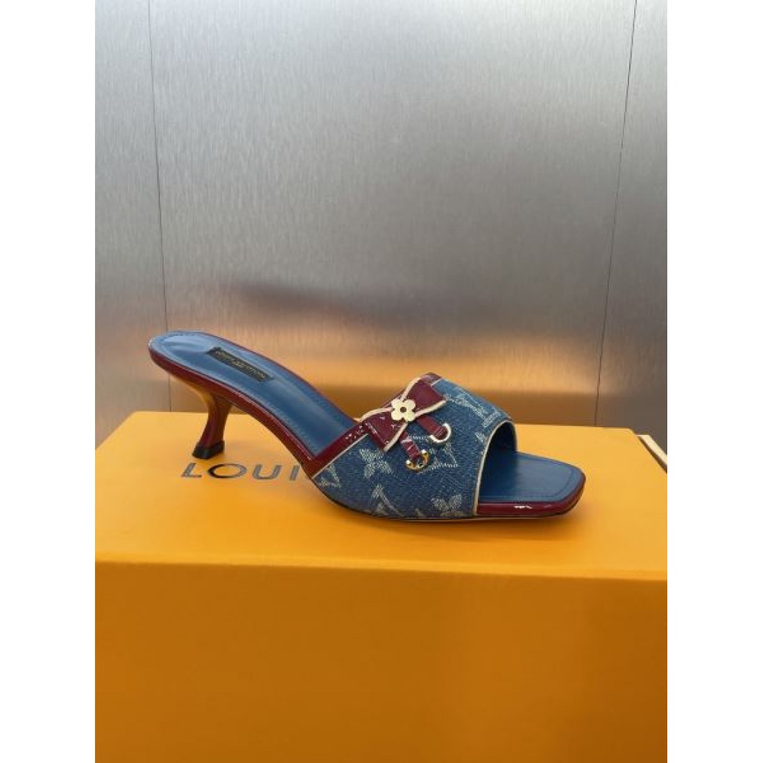 デニムモノグラム エレガントスタイル おしゃれ見え リゾートコーデ LOUIS VUITTON ルイヴィトン コピー ミュール 上品な印象