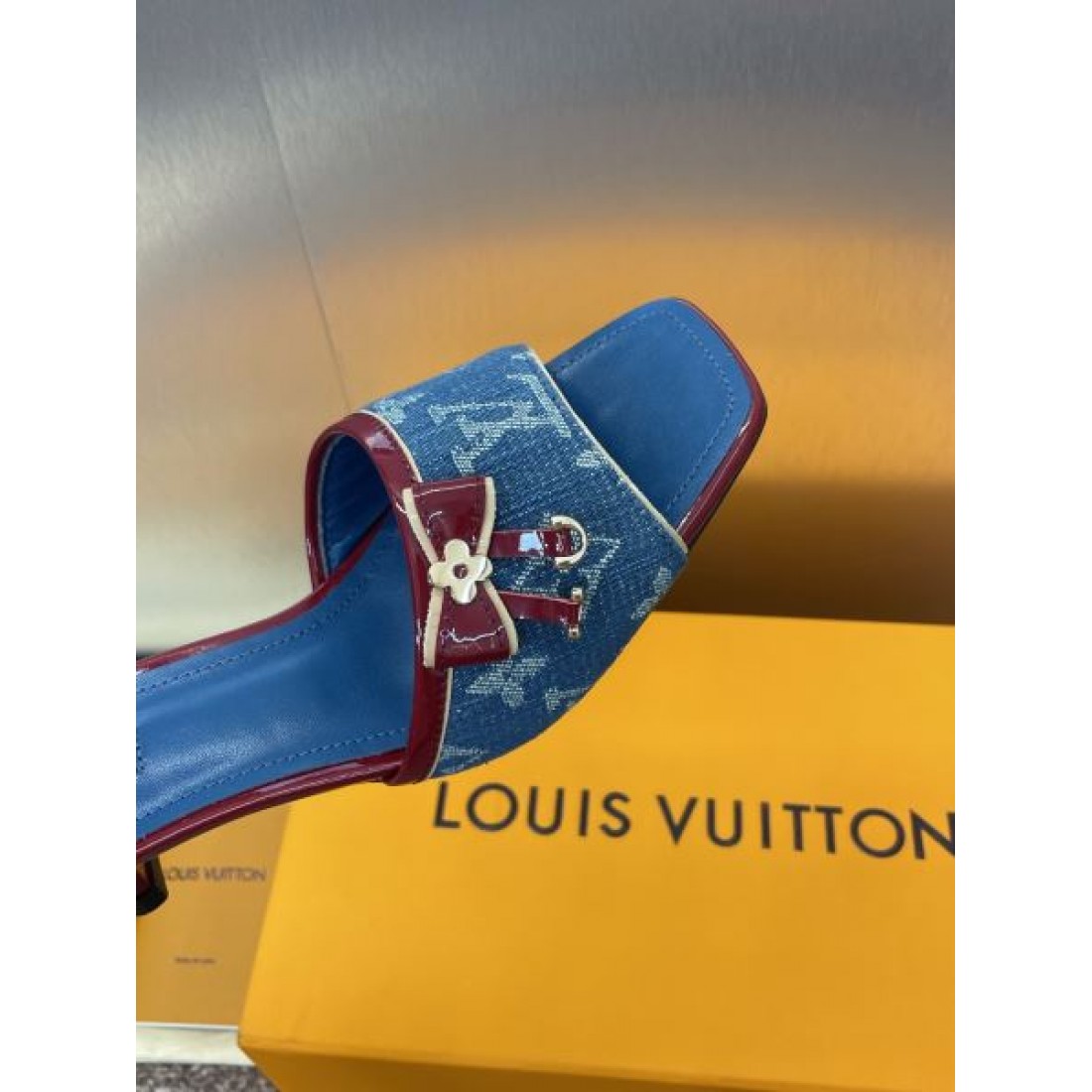 デニムモノグラム エレガントスタイル おしゃれ見え リゾートコーデ LOUIS VUITTON ルイヴィトン コピー ミュール 上品な印象