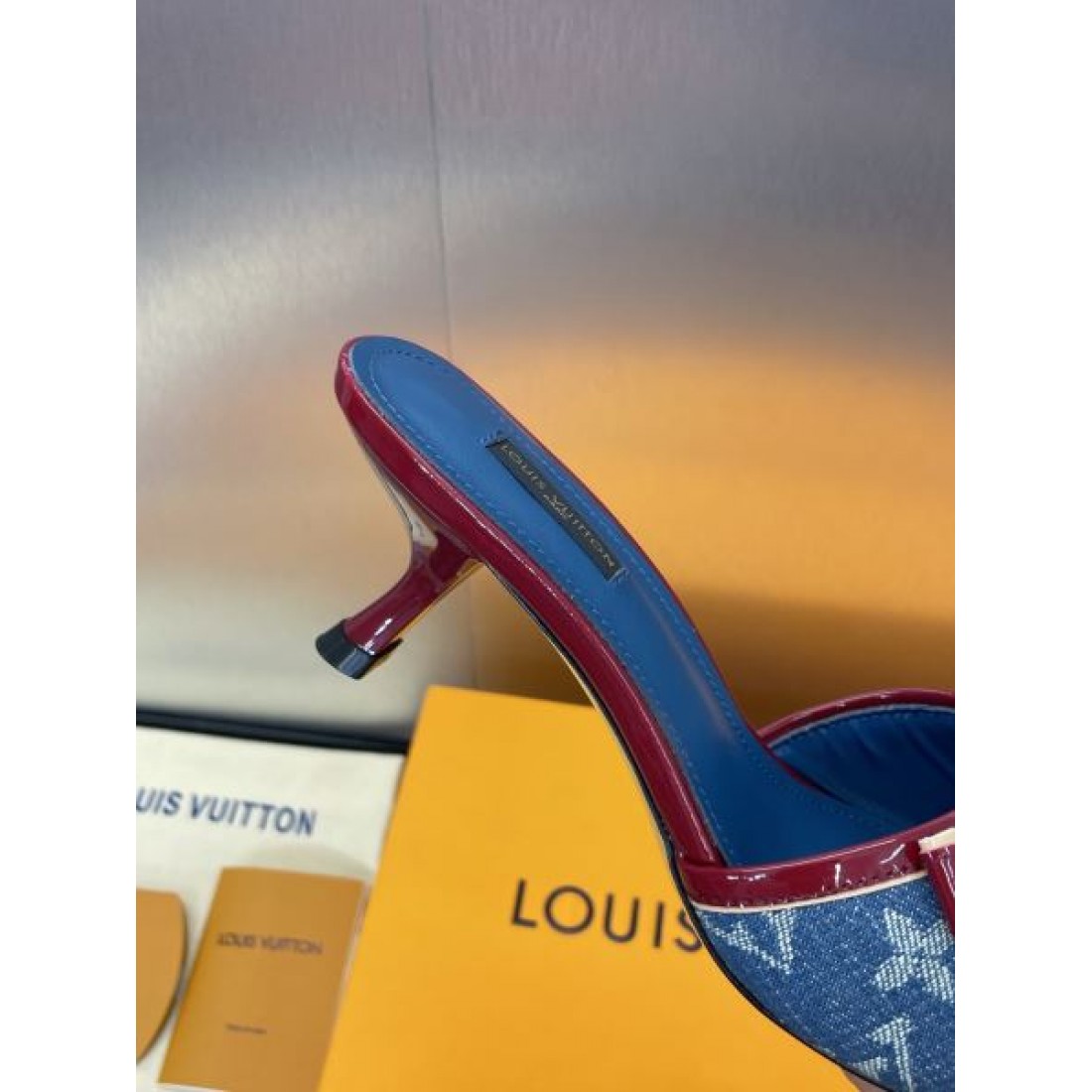 デニムモノグラム エレガントスタイル おしゃれ見え リゾートコーデ LOUIS VUITTON ルイヴィトン コピー ミュール 上品な印象