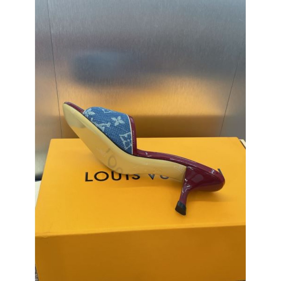 デニムモノグラム エレガントスタイル おしゃれ見え リゾートコーデ LOUIS VUITTON ルイヴィトン コピー ミュール 上品な印象