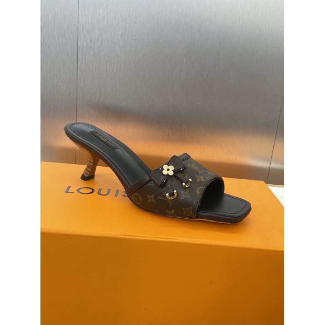モノグラム柄 エレガントムード 美脚コーデ 夏のお出かけ LOUIS VUITTON ルイヴィトン コピー ミュール 大人フェミニン