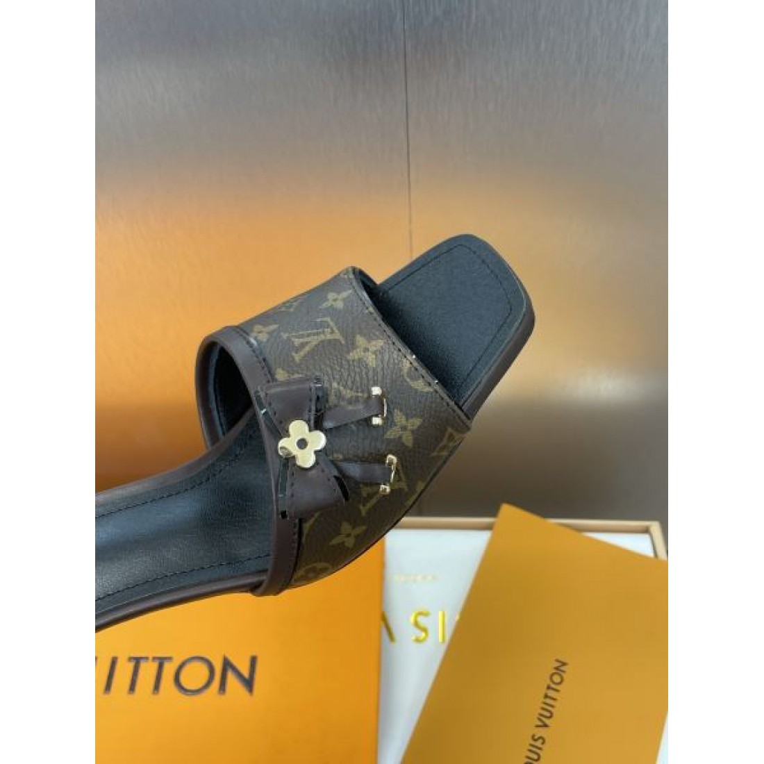 モノグラム柄 エレガントムード 美脚コーデ 夏のお出かけ LOUIS VUITTON ルイヴィトン コピー ミュール 大人フェミニン
