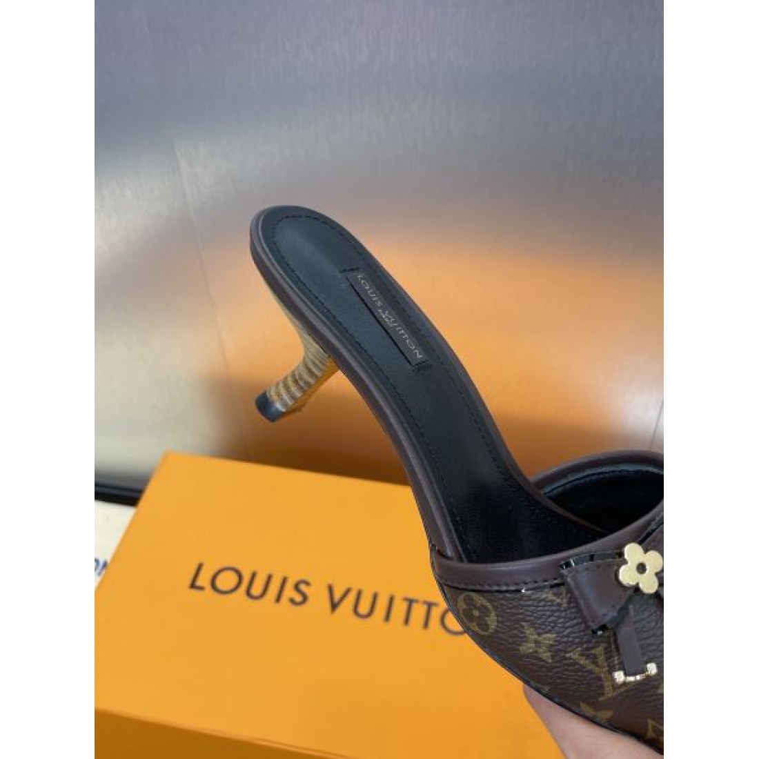 モノグラム柄 エレガントムード 美脚コーデ 夏のお出かけ LOUIS VUITTON ルイヴィトン コピー ミュール 大人フェミニン