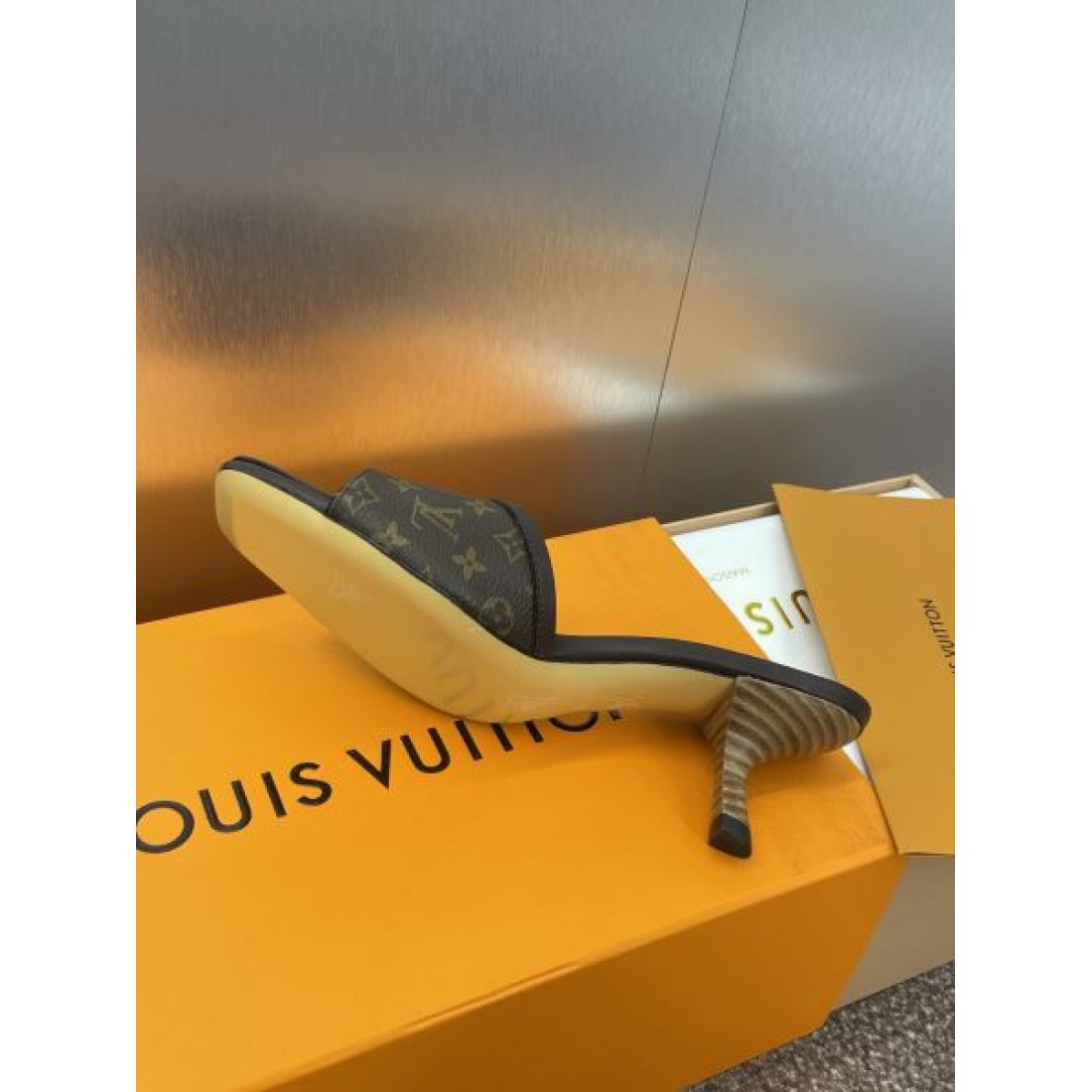 モノグラム柄 エレガントムード 美脚コーデ 夏のお出かけ LOUIS VUITTON ルイヴィトン コピー ミュール 大人フェミニン