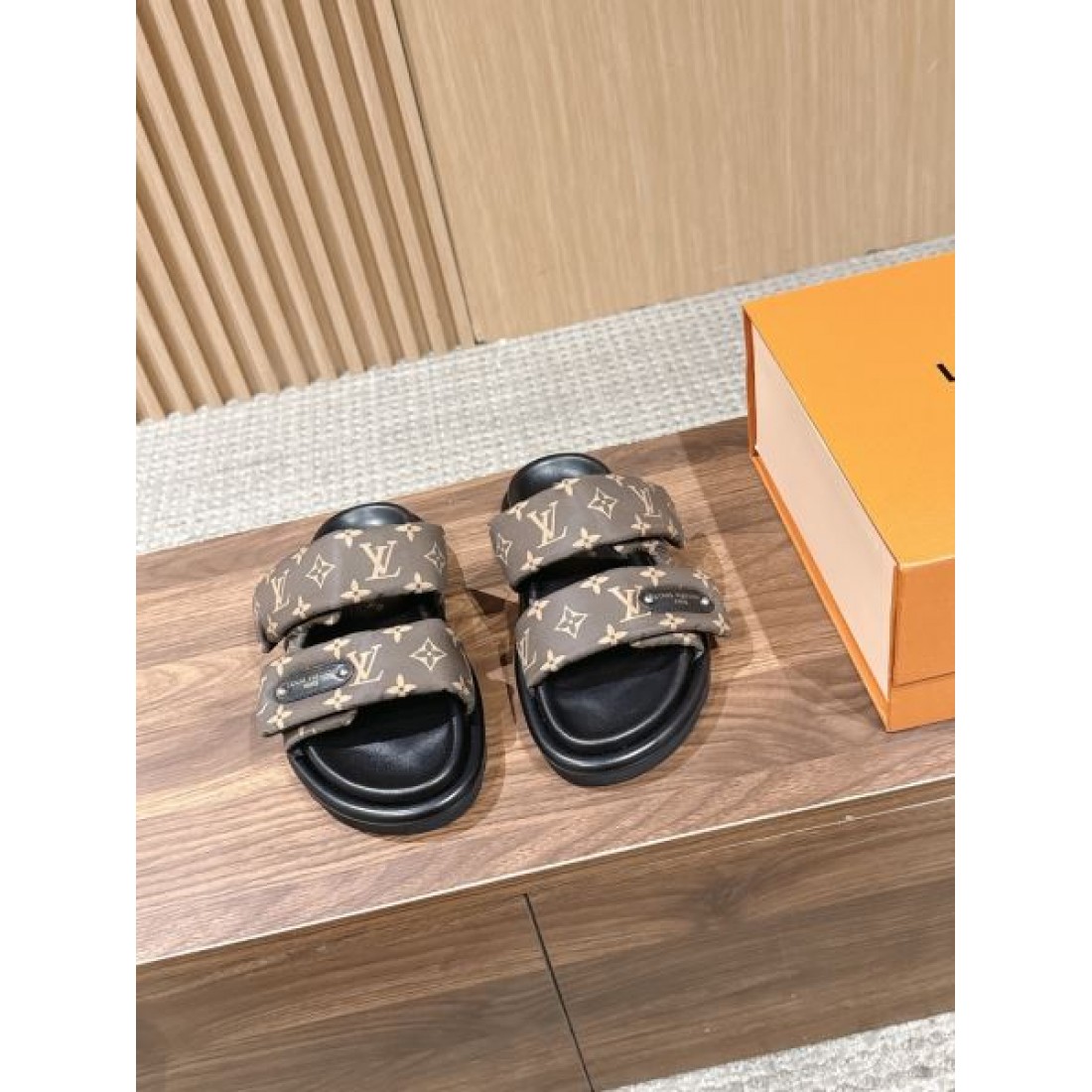 ダブルストラップ 大人カジュアル リゾートコーデ 旬のアイテム LOUIS VUITTON ルイヴィトン コピー フラットサンダル