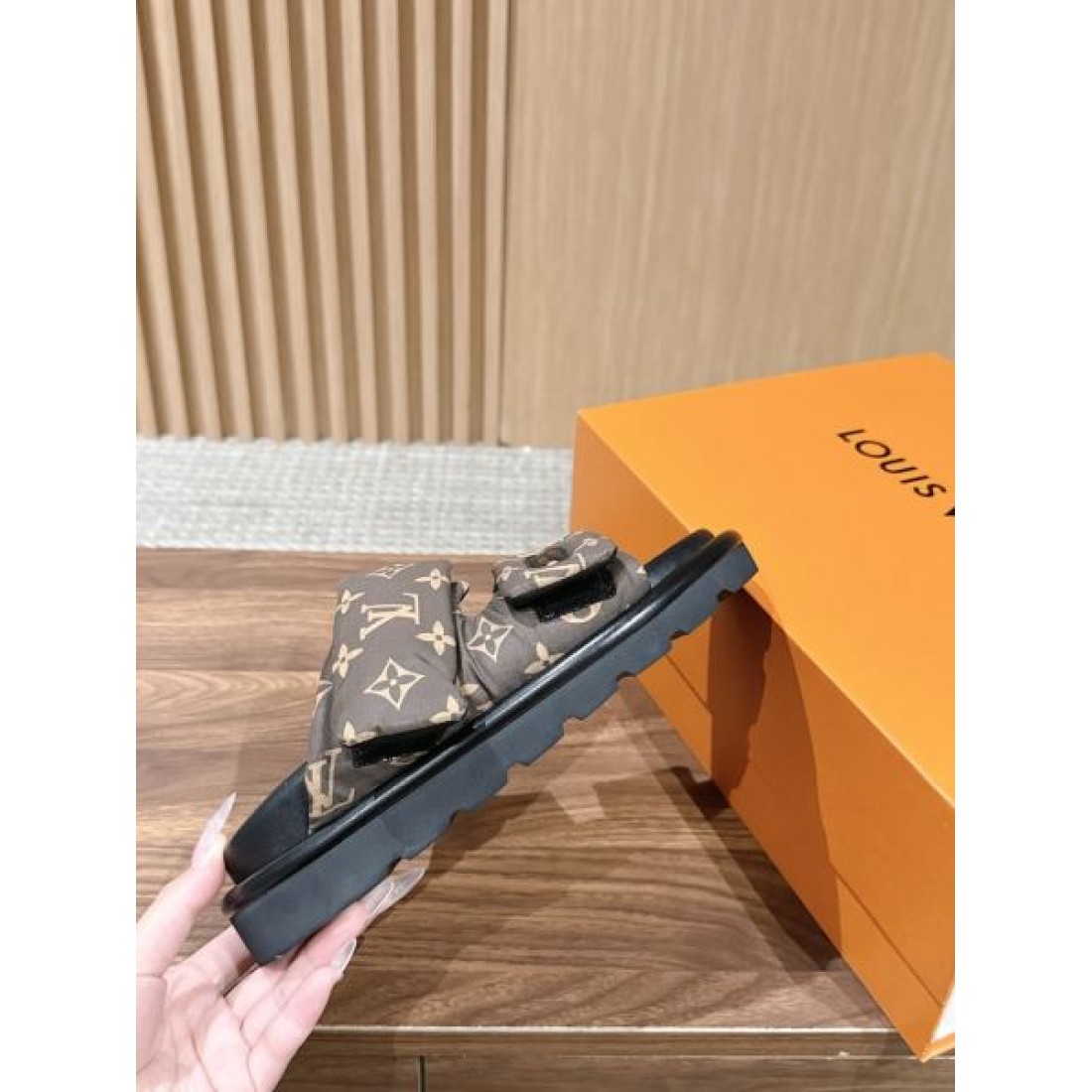 ダブルストラップ 大人カジュアル リゾートコーデ 旬のアイテム LOUIS VUITTON ルイヴィトン コピー フラットサンダル