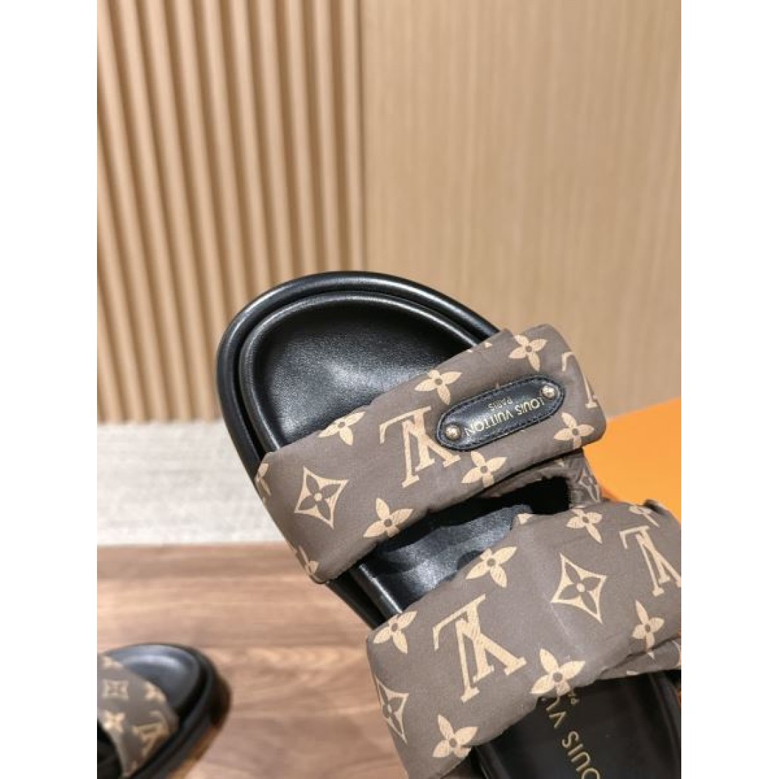ダブルストラップ 大人カジュアル リゾートコーデ 旬のアイテム LOUIS VUITTON ルイヴィトン コピー フラットサンダル
