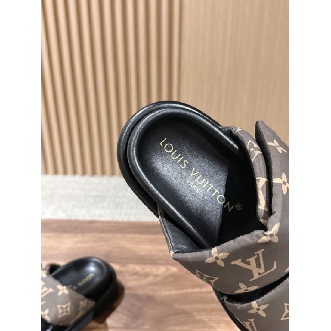 ダブルストラップ 大人カジュアル リゾートコーデ 旬のアイテム LOUIS VUITTON ルイヴィトン コピー フラットサンダル