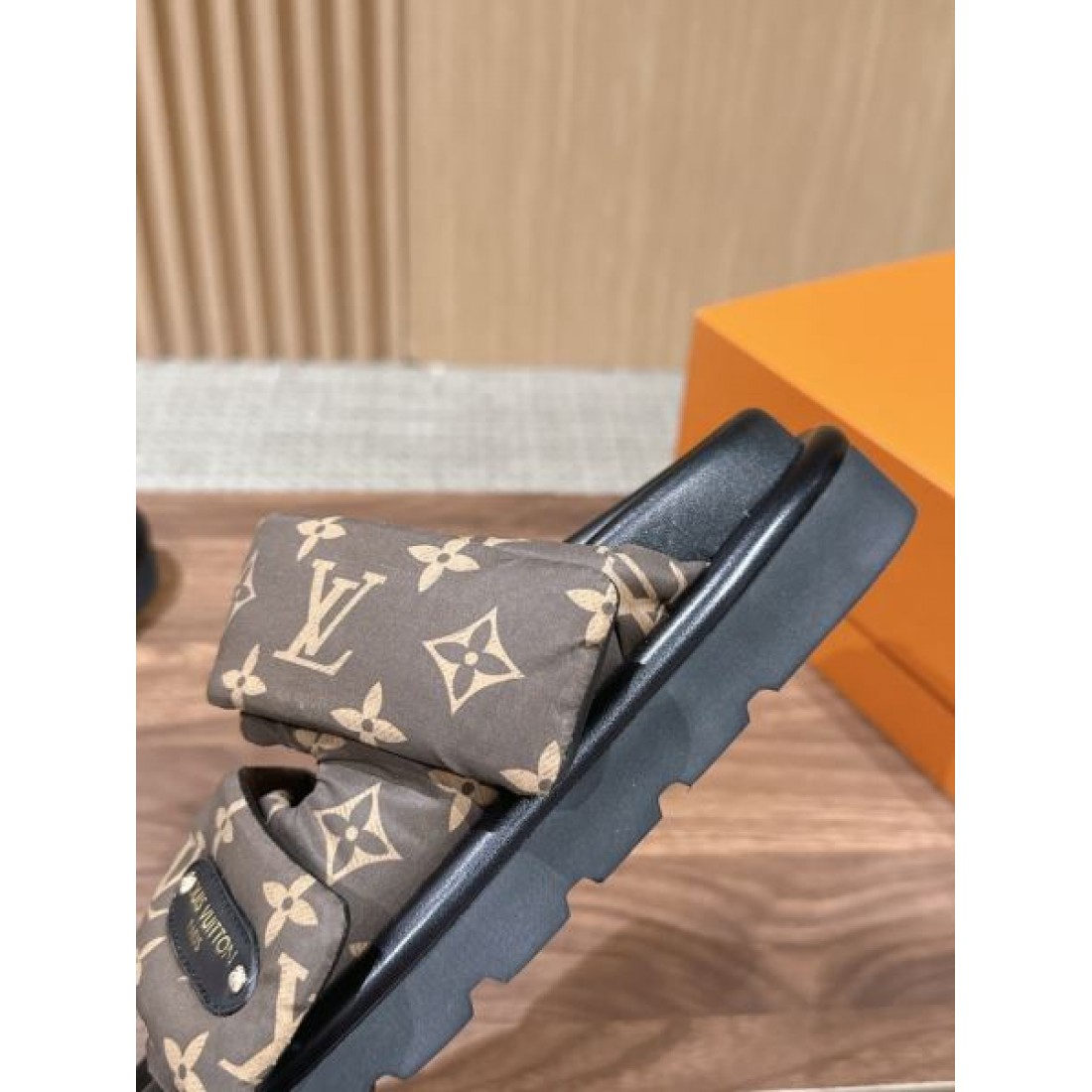 ダブルストラップ 大人カジュアル リゾートコーデ 旬のアイテム LOUIS VUITTON ルイヴィトン コピー フラットサンダル