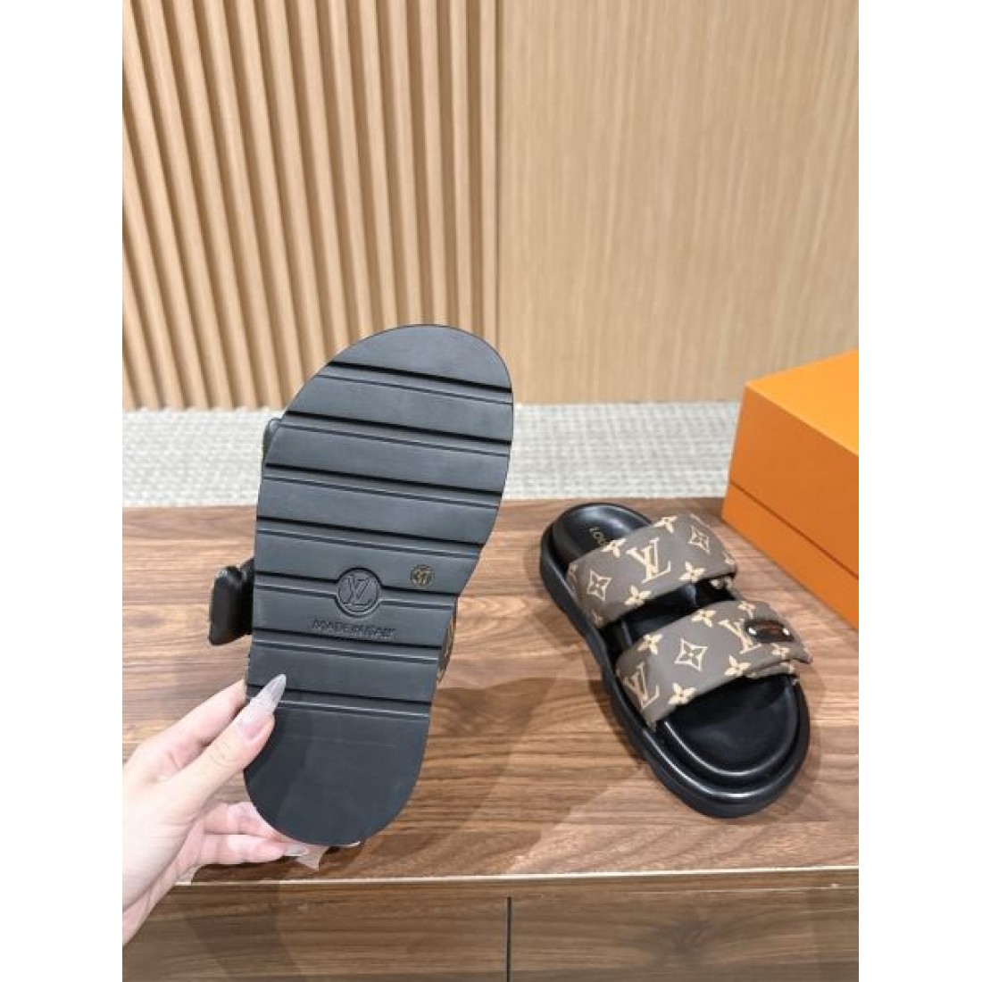 ダブルストラップ 大人カジュアル リゾートコーデ 旬のアイテム LOUIS VUITTON ルイヴィトン コピー フラットサンダル
