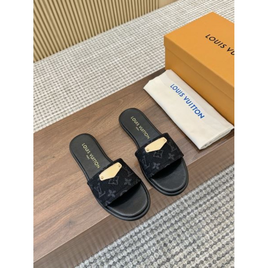 モダンデザイン 快適な履き心地 洗練コーデ LOUIS VUITTON ルイヴィトン コピー サンダル タウンユース 人気アイテム