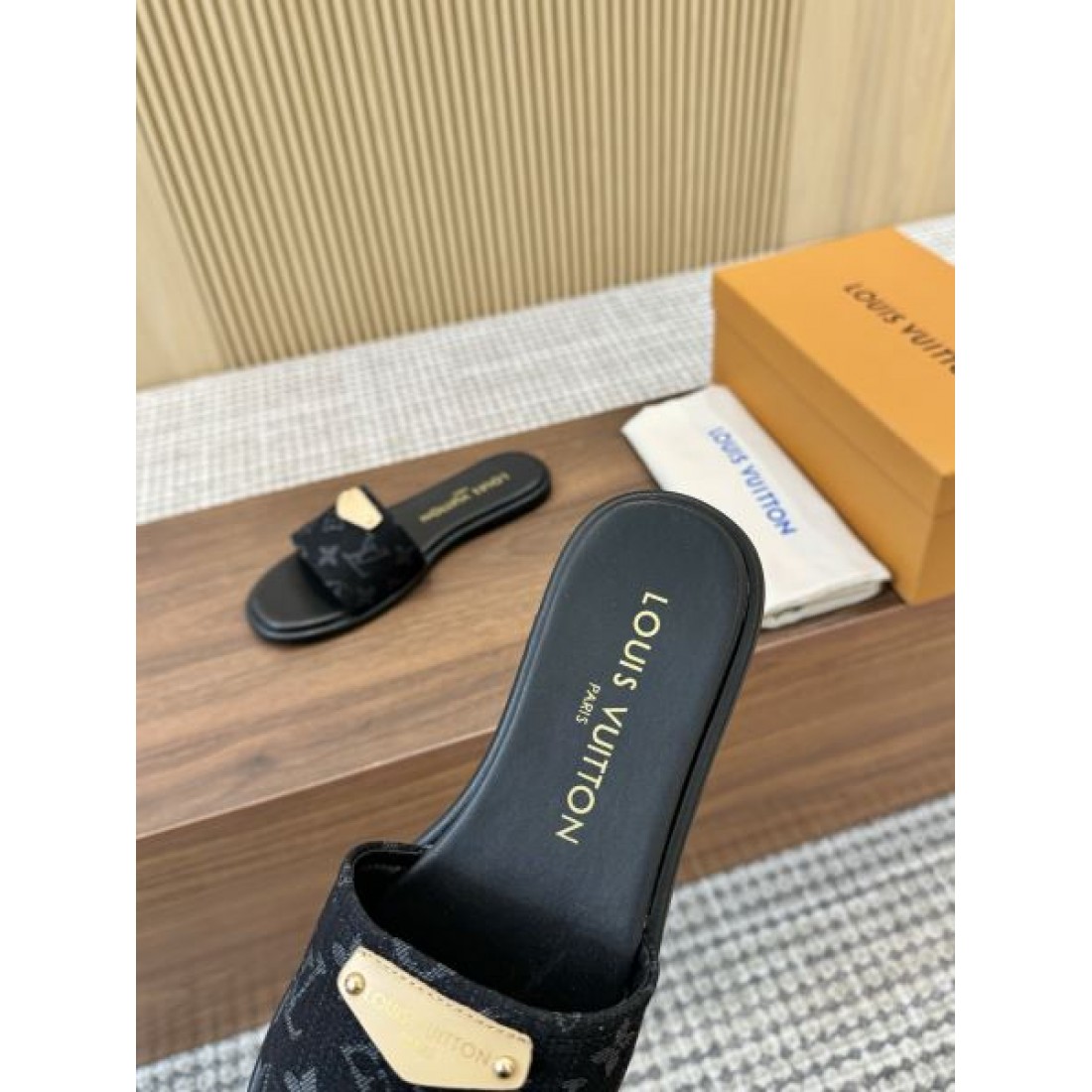 モダンデザイン 快適な履き心地 洗練コーデ LOUIS VUITTON ルイヴィトン コピー サンダル タウンユース 人気アイテム