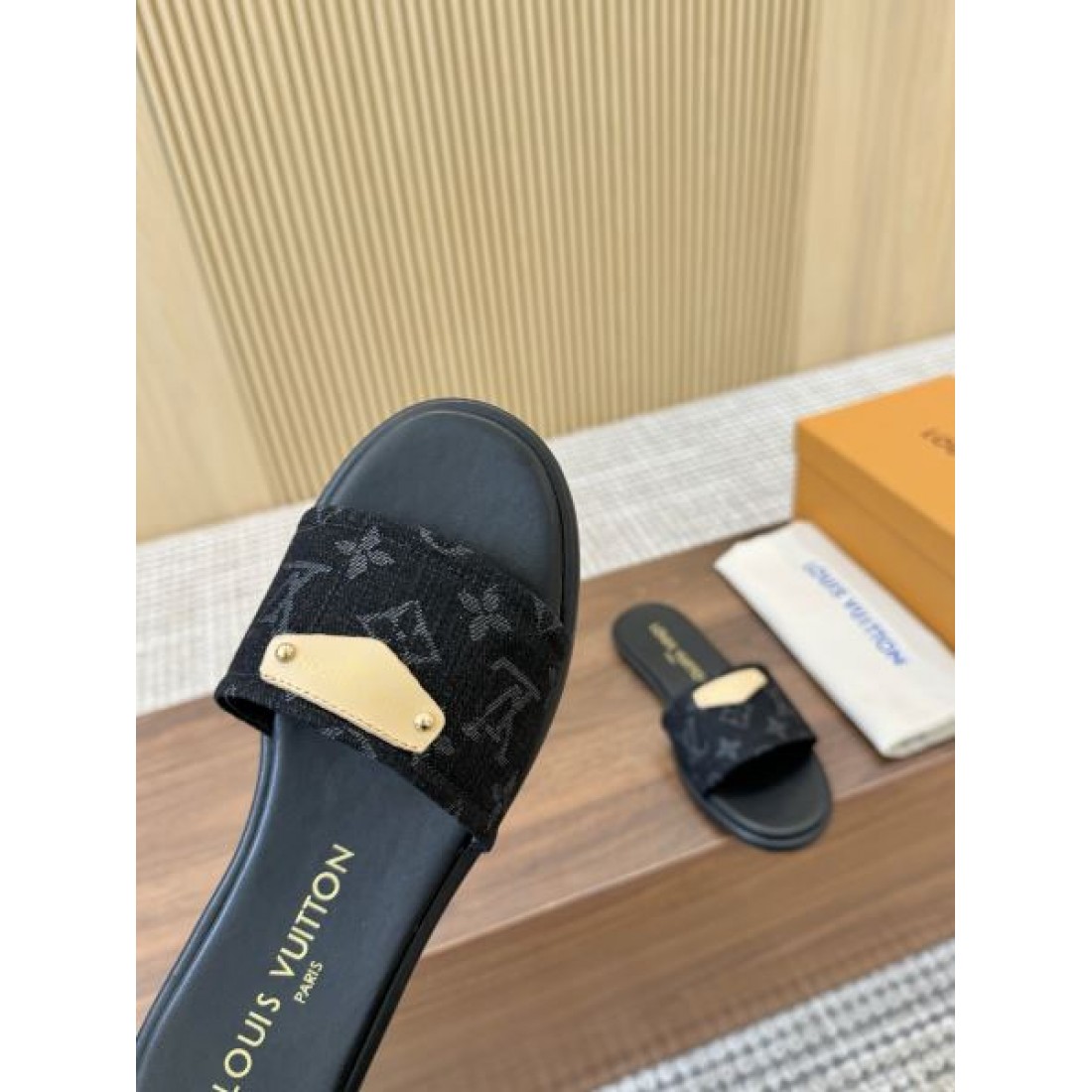モダンデザイン 快適な履き心地 洗練コーデ LOUIS VUITTON ルイヴィトン コピー サンダル タウンユース 人気アイテム