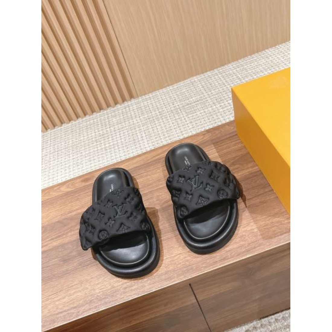 リラックススタイル 高見えコーデ 季節注目 LOUIS VUITTON ルイヴィトン コピー フラットサンダル 軽やかな印象