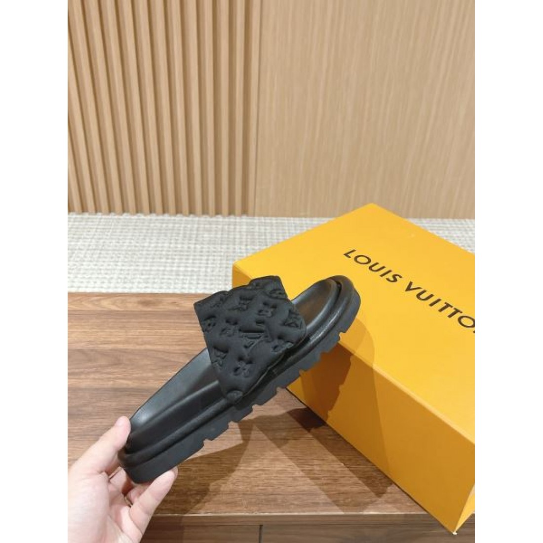 リラックススタイル 高見えコーデ 季節注目 LOUIS VUITTON ルイヴィトン コピー フラットサンダル 軽やかな印象