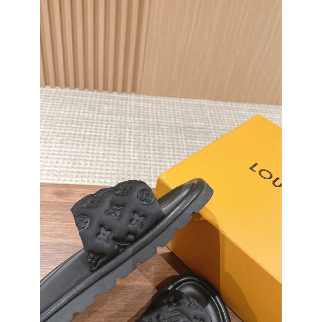 リラックススタイル 高見えコーデ 季節注目 LOUIS VUITTON ルイヴィトン コピー フラットサンダル 軽やかな印象
