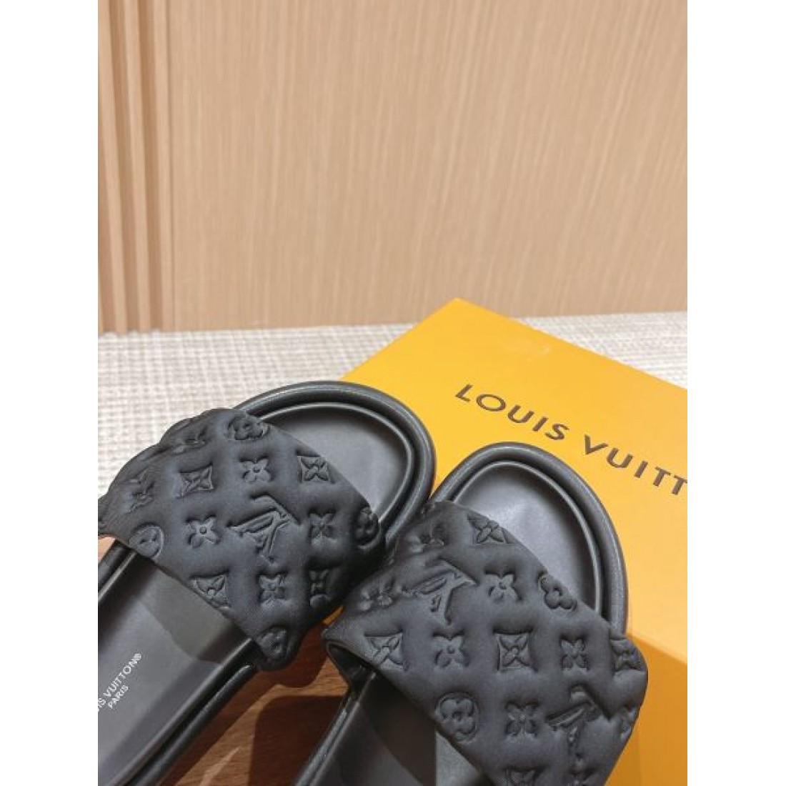 リラックススタイル 高見えコーデ 季節注目 LOUIS VUITTON ルイヴィトン コピー フラットサンダル 軽やかな印象