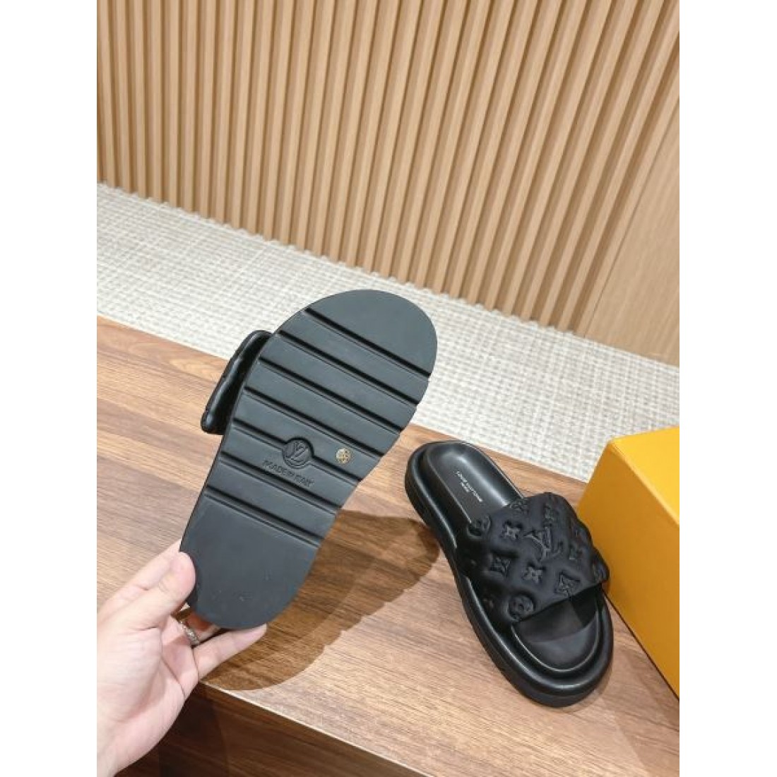 リラックススタイル 高見えコーデ 季節注目 LOUIS VUITTON ルイヴィトン コピー フラットサンダル 軽やかな印象