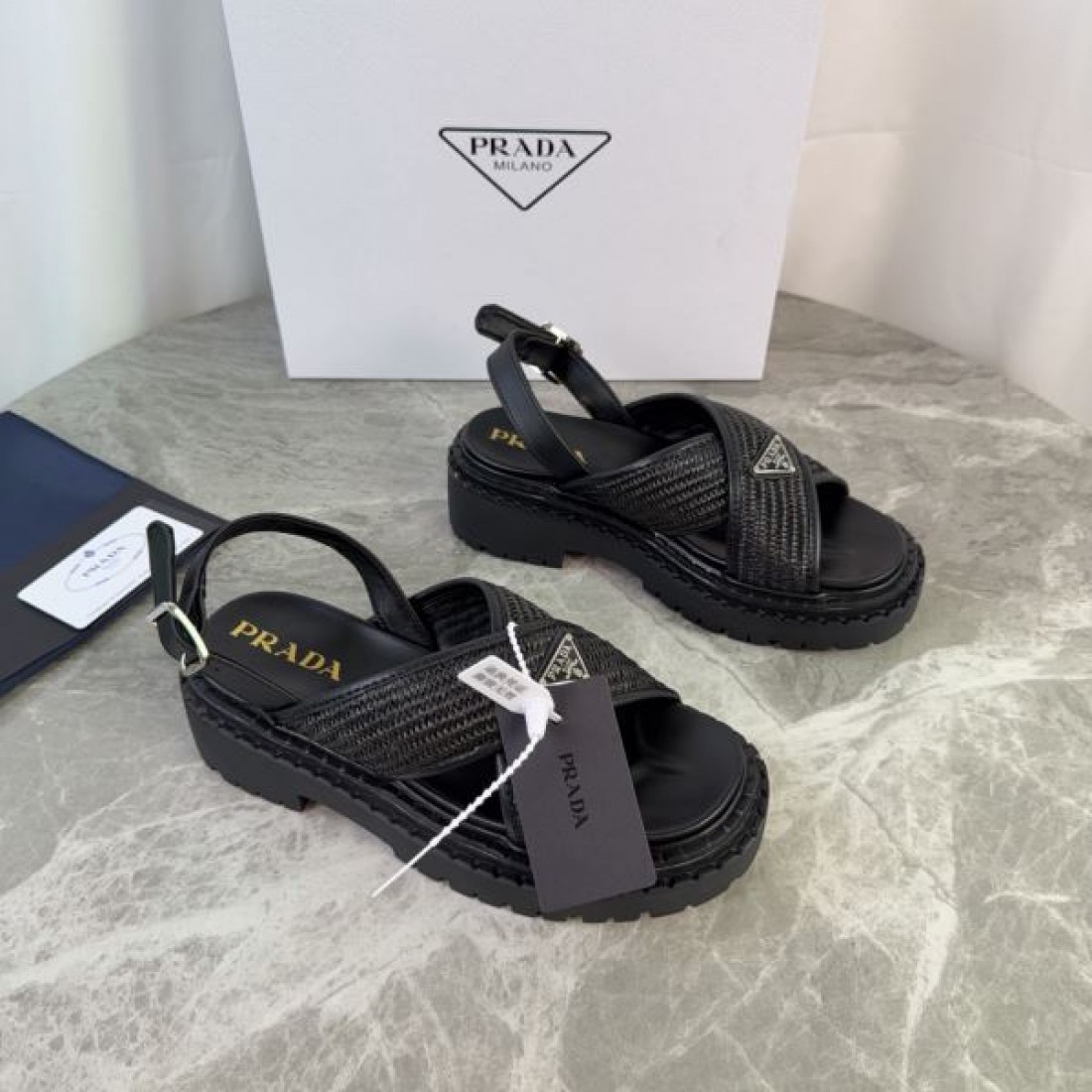 トライアングルロゴ 編み込みテクスチャ 軽量ソール 抜け感 PRADA プラダ コピー 厚底サンダル 人気アイテム
