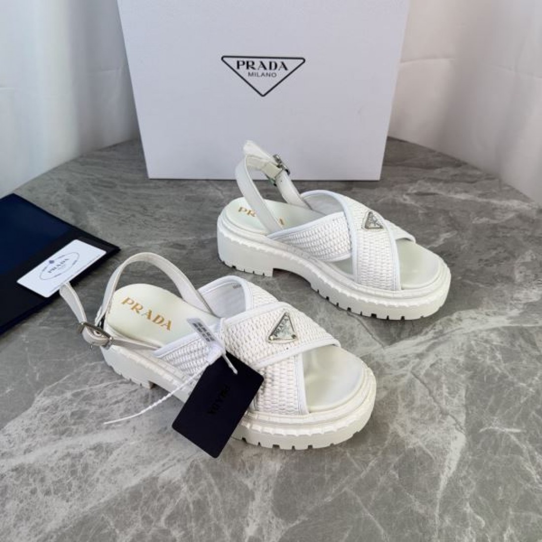 トライアングルロゴ 編み込みテクスチャ 軽量ソール 抜け感 PRADA プラダ コピー 厚底サンダル 人気アイテム